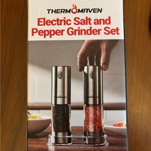 Stainless Steel Electric Salt and Pepper Grinder Set
